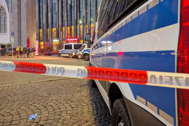 Leipzig, Sachsen, Deutschland, 04.05.2026: Auto fährt in Leipzig in Menschenmenge. Der Vorfall ereignete sich der Grimmaische Straße in der Innenstadt, der Bereich zwischen Augustusplatz und Ritterstraße wurde abgesperrt. Copyright: xdtsxNachrichtenagenturx dts_117599