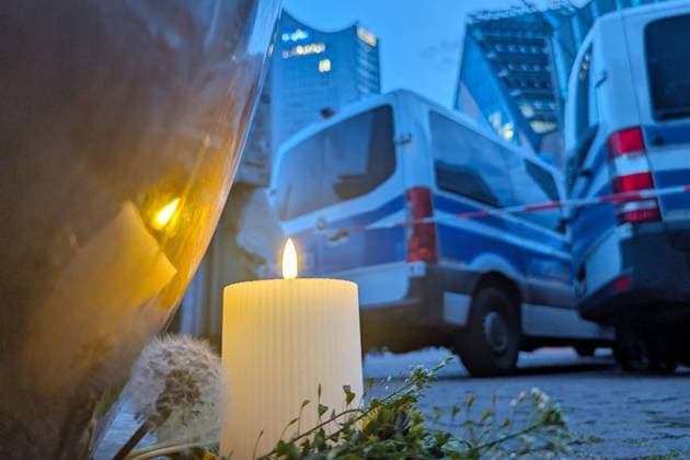 Leipzig, Sachsen, Deutschland, 04.05.2026: Auto fährt in Leipzig in Menschenmenge. Der Vorfall ereignete sich der Grimmaische Straße in der Innenstadt, der Bereich zwischen Augustusplatz und Ritterstraße wurde abgesperrt. Kerzen in Nähe des Tatortes. Copyright: xdtsxNachrichtenagenturx dts_117596