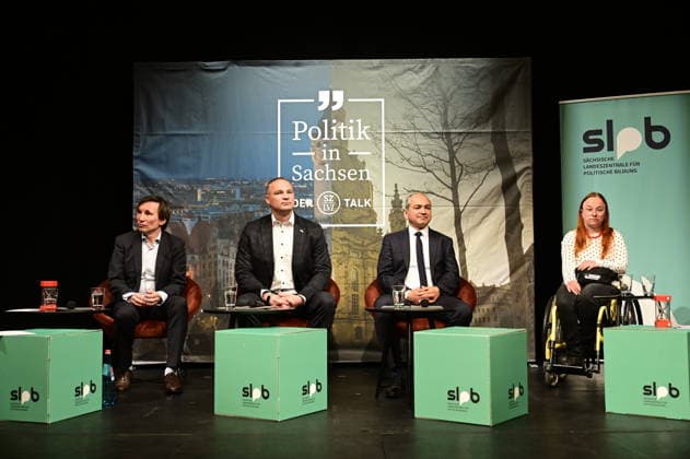 Hagen Jeschke, Sebastian Wippel, Octavian Ursu und Sabine Christian beim SZ-Wahlforum zur OB-Wahl in Görlitz - Die Oberbürgermeisterkandidaten in der großen Podiumsdiskussion der Sächsischen Zeitung im Theater. Görlitz, 04.05.2026 Copyright: xMatthiasxWehnertx