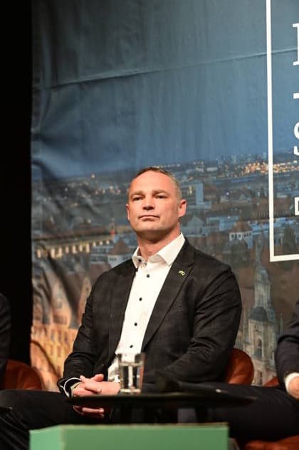 Sebastian Wippel beim SZ-Wahlforum zur OB-Wahl in Görlitz - Die Oberbürgermeisterkandidaten in der großen Podiumsdiskussion der Sächsischen Zeitung im Theater. Görlitz, 04.05.2026 Copyright: xMatthiasxWehnertx