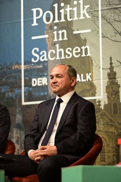 Octavian Ursu beim SZ-Wahlforum zur OB-Wahl in Görlitz - Die Oberbürgermeisterkandidaten in der großen Podiumsdiskussion der Sächsischen Zeitung im Theater. Görlitz, 04.05.2026 Copyright: xMatthiasxWehnertx