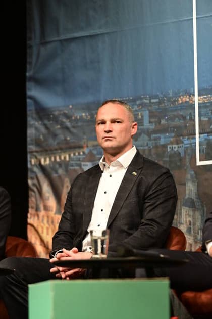Sebastian Wippel beim SZ-Wahlforum zur OB-Wahl in Görlitz - Die Oberbürgermeisterkandidaten in der großen Podiumsdiskussion der Sächsischen Zeitung im Theater. Görlitz, 04.05.2026 Copyright: xMatthiasxWehnertx