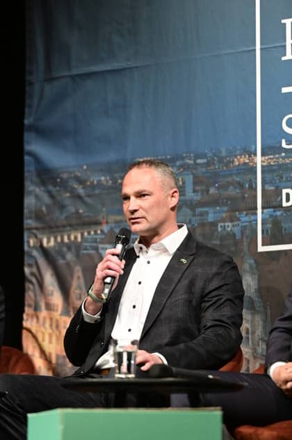 Sebastian Wippel beim SZ-Wahlforum zur OB-Wahl in Görlitz - Die Oberbürgermeisterkandidaten in der großen Podiumsdiskussion der Sächsischen Zeitung im Theater. Görlitz, 04.05.2026 Copyright: xMatthiasxWehnertx