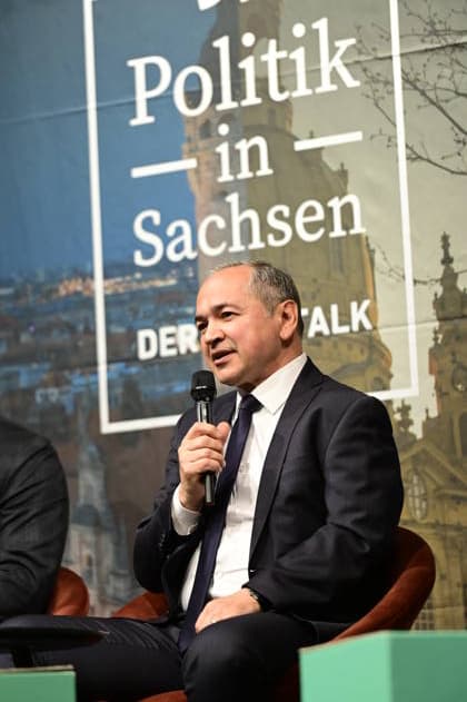 Octavian Ursu beim SZ-Wahlforum zur OB-Wahl in Görlitz - Die Oberbürgermeisterkandidaten in der großen Podiumsdiskussion der Sächsischen Zeitung im Theater. Görlitz, 04.05.2026 Copyright: xMatthiasxWehnertx
