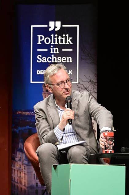 Roland Löffler beim SZ-Wahlforum zur OB-Wahl in Görlitz - Die Oberbürgermeisterkandidaten in der großen Podiumsdiskussion der Sächsischen Zeitung im Theater. Görlitz, 04.05.2026 Copyright: xMatthiasxWehnertx
