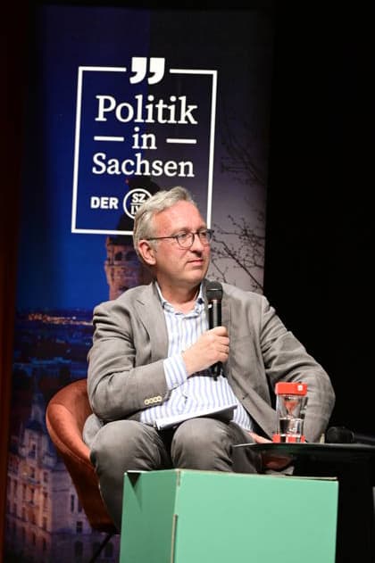 Roland Löffler beim SZ-Wahlforum zur OB-Wahl in Görlitz - Die Oberbürgermeisterkandidaten in der großen Podiumsdiskussion der Sächsischen Zeitung im Theater. Görlitz, 04.05.2026 Copyright: xMatthiasxWehnertx
