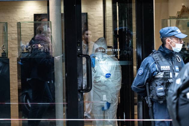 Robbery at Nos Montres Boutique - Paris Forensic police after the robbery of a luxury watch shop in the 8th arrondissement of Paris, France on May 4, 2026. The damage is estimated at 300,000 euros. Photo by Florian Poitout ABACAPRESS.COM Paris France  Copyright: xPoitoutxFlorian ABACAx