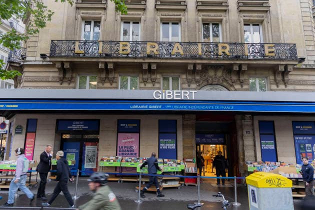 Paris, France May 4, 2026 - People walk past the Gibert Joseph bookstore on Boulevard Saint-Michel. The legendary bookstore in the Latin Quarter announced on April 28 that it had filed for bankruptcy protection. Facing financial difficulties, it is seeking to adapt its business model, at a time when one in five books purchased in France is secondhand. ECONOMIE, LIBRAIRIE GIBERT JOSEPH, ILLUSTRATION, GENERIQUE, RIVE GAUCHE, LIVRES, BANQUEROUTE, DIFFICULTES FINANCIERE, ENSEIGNE, LIBRAIRE, LECTURE, LIRE, REDRESSEMENT JUDICIAIRE, LECTEURS, LIVRES NEUFS, LIVRES D OCCASION, LIBRAIRIE INDEPENDANTE, COMMERCE EN LIGNE, ECOMMERCE Copyright: xVincentxIsorex