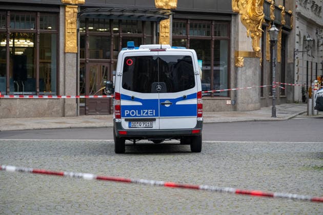 Leipzig - Einen Tag nach der Amok-Fahrt: Stadt steht unter Schock, Polizei sperrt weiter Tatort ab, Wochenmarkt abgesagt 05.05.2026 gegen 7.30 Uhr Leipzig, Thomasgasse Markt Fotograf: EHL Media Erik-Holm Langhof Einen Tag nach dem tragischen Ende einer Amok-Fahrt durch die Leipziger Innenstadt laufen die Ermittlungen der Polizei zu den Tatumständen weiter. Wie die Polizei am Abend mitteilte, liefen die Ermittlungen gegen einen 33-jährigen Deutschen. Ihm wird vorgeworfen, eine 63-jährige Frau und einen 77-jährigen Mann mit einem VW Taigo erfasst und getötet sowie weitere Menschen verletzt zu haben. Es werde wegen zweifachen Mordes und mehrfachen Mordversuchs ermittelt. Die mutmaßlichen Hintergründe der Tat sind Gegenstand der laufend Copyright: xEHLxMedia Erik-HolmxLanghofx 20260505_amok-tag2-leipzig_3