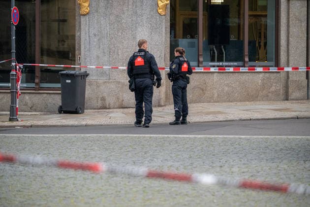 Leipzig - Einen Tag nach der Amok-Fahrt: Stadt steht unter Schock, Polizei sperrt weiter Tatort ab, Wochenmarkt abgesagt 05.05.2026 gegen 7.30 Uhr Leipzig, Thomasgasse Markt Fotograf: EHL Media Erik-Holm Langhof Einen Tag nach dem tragischen Ende einer Amok-Fahrt durch die Leipziger Innenstadt laufen die Ermittlungen der Polizei zu den Tatumständen weiter. Wie die Polizei am Abend mitteilte, liefen die Ermittlungen gegen einen 33-jährigen Deutschen. Ihm wird vorgeworfen, eine 63-jährige Frau und einen 77-jährigen Mann mit einem VW Taigo erfasst und getötet sowie weitere Menschen verletzt zu haben. Es werde wegen zweifachen Mordes und mehrfachen Mordversuchs ermittelt. Die mutmaßlichen Hintergründe der Tat sind Gegenstand der laufend Copyright: xEHLxMedia Erik-HolmxLanghofx 20260505_amok-tag2-leipzig_4