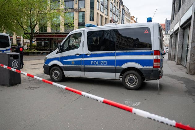 Leipzig - Einen Tag nach der Amok-Fahrt: Stadt steht unter Schock, Polizei sperrt weiter Tatort ab, Wochenmarkt abgesagt 05.05.2026 gegen 7.30 Uhr Leipzig, Thomasgasse Markt Fotograf: EHL Media Erik-Holm Langhof Einen Tag nach dem tragischen Ende einer Amok-Fahrt durch die Leipziger Innenstadt laufen die Ermittlungen der Polizei zu den Tatumständen weiter. Wie die Polizei am Abend mitteilte, liefen die Ermittlungen gegen einen 33-jährigen Deutschen. Ihm wird vorgeworfen, eine 63-jährige Frau und einen 77-jährigen Mann mit einem VW Taigo erfasst und getötet sowie weitere Menschen verletzt zu haben. Es werde wegen zweifachen Mordes und mehrfachen Mordversuchs ermittelt. Die mutmaßlichen Hintergründe der Tat sind Gegenstand der laufend Copyright: xEHLxMedia Erik-HolmxLanghofx 20260505_amok-tag2-leipzig_7
