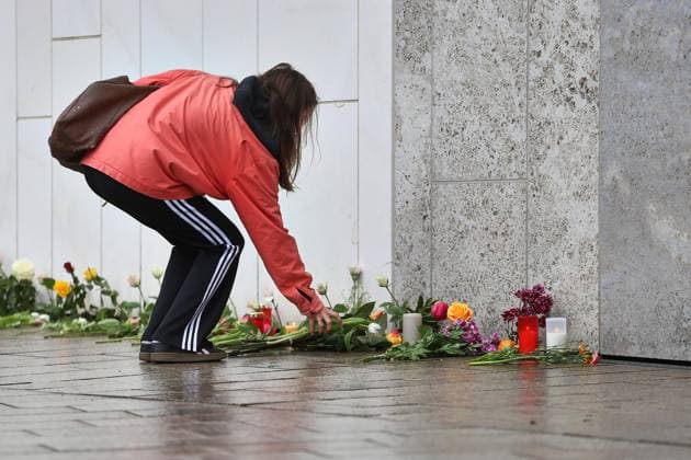 Leipzig, Sachsen, Deutschland, 05.05.2026: Nachdem am Montag ein Auto in eine Menschenmenge gefahren ist, ist der Tatort Grimmaische Straße am folgenden Morgen noch immer abgesperrt. Menschen legen in der Nähe Blumen und Kerzen nieder Copyright: xdtsxNachrichtenagenturx dts_117615