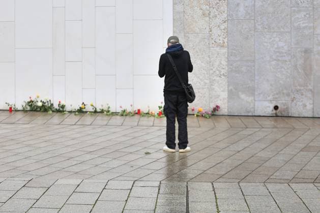 Leipzig, Sachsen, Deutschland, 05.05.2026: Nachdem am Montag ein Auto in eine Menschenmenge gefahren ist, ist der Tatort Grimmaische Straße am folgenden Morgen noch immer abgesperrt. Menschen legen in der Nähe Blumen und Kerzen nieder Copyright: xdtsxNachrichtenagenturx dts_117617