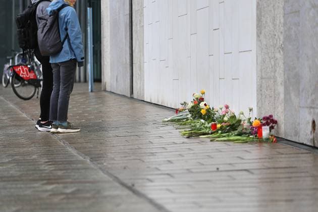 Leipzig, Sachsen, Deutschland, 05.05.2026: Nachdem am Montag ein Auto in eine Menschenmenge gefahren ist, ist der Tatort Grimmaische Straße am folgenden Morgen noch immer abgesperrt. Menschen legen in der Nähe Blumen und Kerzen nieder Copyright: xdtsxNachrichtenagenturx dts_117698