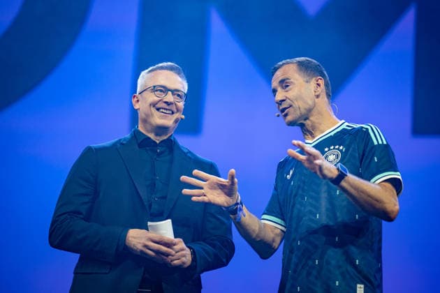 Karsten Wildberger, Bundesminister für Digitalisierung und Staatsmodernisierung (links), gemeinsam mit Moderator Kai Pflaume zu Beginn des Festivals auf der Conference Stage;OMR26 Festival in Hamburg, Hamburg Hamburg Deutschland Messe