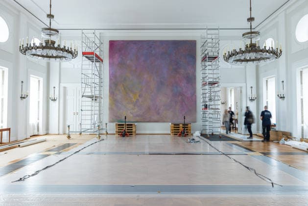 Abbau des Kunstwerks von Künstler Gotthard Graubner im Großen Saal des Schlosses Bellevue. Deutschland, Berlin am 5. Mai 2026: Im Zuge der über 600¯Millionen Euro teuren grundlegenden Sanierung des Amtssitzes des deutschen Bundespräsidenten werden an den Wandflächen der beiden Stirnseiten des Großen Saales zwei großformatige Farbraumkörper (Kissenbilder) des Künstlers Gotthard Graubner mit dem Titel Begegnungen (1988) abgehängt.