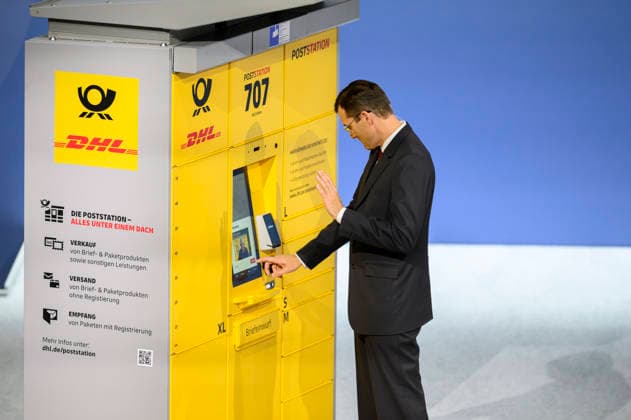 Tobias Meyer (CEO, Vorstandsvorsitzender) demonstriert die Funktionen einer Poststadion, redet mit einem Mitarbeiter per Poststadion. Ordentliche Hauptversammlung der Deutsche Post AG, am 05.05.2026 in Bonn Deutschland. @ World Conference Center
