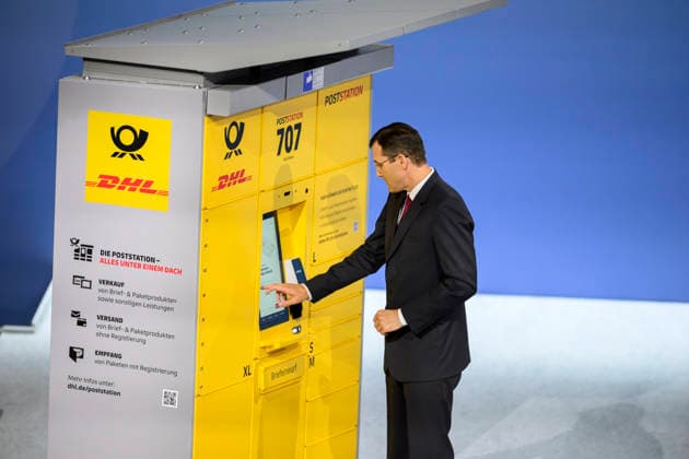 Tobias Meyer (CEO, Vorstandsvorsitzender) demonstriert die Funktionen einer Poststadion. Ordentliche Hauptversammlung der Deutsche Post AG, am 05.05.2026 in Bonn Deutschland. @ World Conference Center