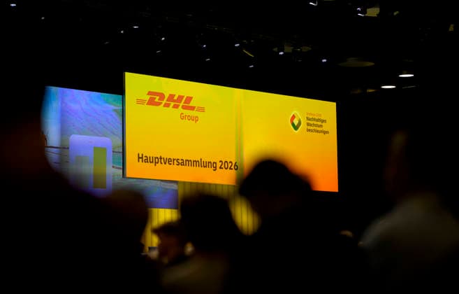 Feature, Bildschirm mit dem DHL Logo und dem Schriftzug Hauptversammlung. Ordentliche Hauptversammlung der Deutsche Post AG, am 05.05.2026 in Bonn Deutschland. @ World Conference Center