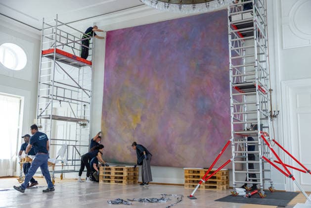 Abbau des Kunstwerks von Künstler Gotthard Graubner im Großen Saal des Schlosses Bellevue. Deutschland, Berlin am 5. Mai 2026: Im Zuge der über 600¯Millionen Euro teuren grundlegenden Sanierung des Amtssitzes des deutschen Bundespräsidenten werden an den Wandflächen der beiden Stirnseiten des Großen Saales zwei großformatige Farbraumkörper (Kissenbilder) des Künstlers Gotthard Graubner mit dem Titel Begegnungen (1988) abgehängt.