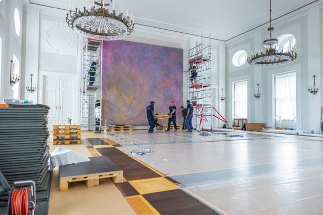 Abbau des Kunstwerks von Künstler Gotthard Graubner im Großen Saal des Schlosses Bellevue. Deutschland, Berlin am 5. Mai 2026: Im Zuge der über 600¯Millionen Euro teuren grundlegenden Sanierung des Amtssitzes des deutschen Bundespräsidenten werden an den Wandflächen der beiden Stirnseiten des Großen Saales zwei großformatige Farbraumkörper (Kissenbilder) des Künstlers Gotthard Graubner mit dem Titel Begegnungen (1988) abgehängt.