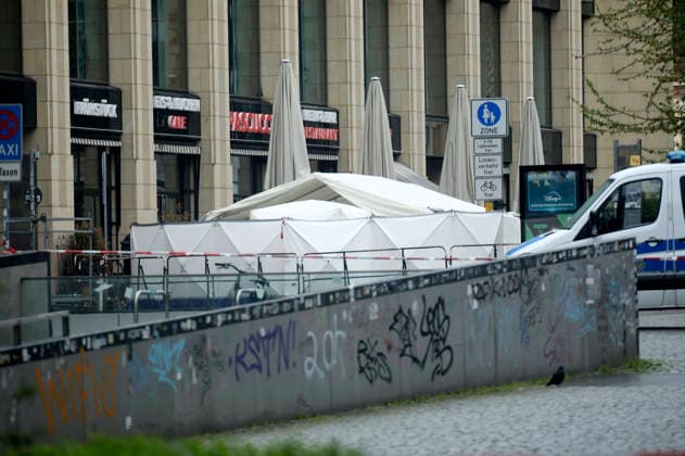 Weiträumige Abriegelung der Leipziger Innenstadt zur Spurensicherung. In der Fußgängerzone der Leipziger Innenstadt ist am Montag ein 33-jähriger Leipziger mit seinem Auto in eine Menschenmenge gerast. Es gibt zwei Tote und zahlreiche Verletzte. Erst ein Poller stoppt die Fahrt am Ende der Grimmaischen Straße. Leipzig, 05.05.2026