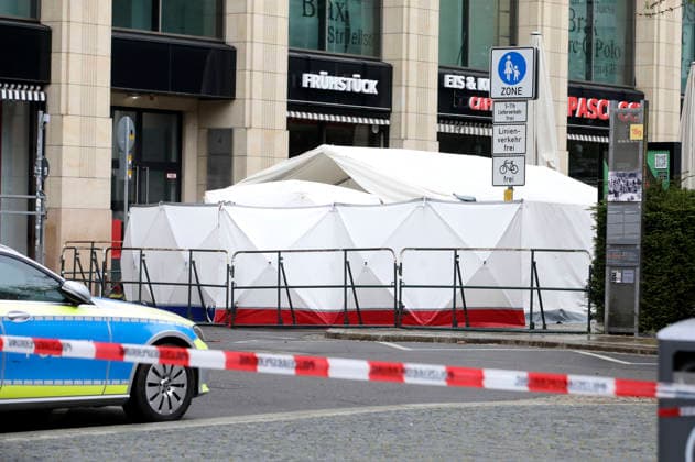 Weiträumige Abriegelung der Leipziger Innenstadt zur Spurensicherung. In der Fußgängerzone der Leipziger Innenstadt ist am Montag ein 33-jähriger Leipziger mit seinem Auto in eine Menschenmenge gerast. Es gibt zwei Tote und zahlreiche Verletzte. Erst ein Poller stoppt die Fahrt am Ende der Grimmaischen Straße. Leipzig, 05.05.2026