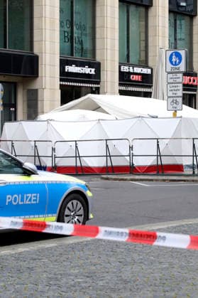 Weiträumige Abriegelung der Leipziger Innenstadt zur Spurensicherung. In der Fußgängerzone der Leipziger Innenstadt ist am Montag ein 33-jähriger Leipziger mit seinem Auto in eine Menschenmenge gerast. Es gibt zwei Tote und zahlreiche Verletzte. Erst ein Poller stoppt die Fahrt am Ende der Grimmaischen Straße. Leipzig, 05.05.2026