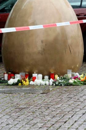 Menschen legen Blumen in Gedenken der beiden Todesopfer. In der Fußgängerzone der Leipziger Innenstadt ist am Montag ein 33-jähriger Leipziger mit seinem Auto in eine Menschenmenge gerast. Es gibt zwei Tote und zahlreiche Verletzte. Erst ein Poller stoppt die Fahrt am Ende der Grimmaischen Straße. Leipzig, 05.05.2026