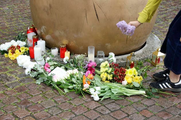 Menschen legen Blumen in Gedenken der beiden Todesopfer. In der Fußgängerzone der Leipziger Innenstadt ist am Montag ein 33-jähriger Leipziger mit seinem Auto in eine Menschenmenge gerast. Es gibt zwei Tote und zahlreiche Verletzte. Erst ein Poller stoppt die Fahrt am Ende der Grimmaischen Straße. Leipzig, 05.05.2026