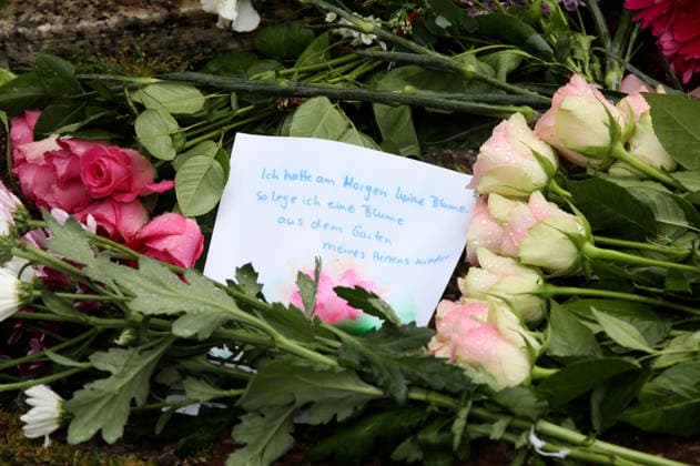 Menschen legen Blumen in Gedenken der beiden Todesopfer. In der Fußgängerzone der Leipziger Innenstadt ist am Montag ein 33-jähriger Leipziger mit seinem Auto in eine Menschenmenge gerast. Es gibt zwei Tote und zahlreiche Verletzte. Erst ein Poller stoppt die Fahrt am Ende der Grimmaischen Straße. Leipzig, 05.05.2026