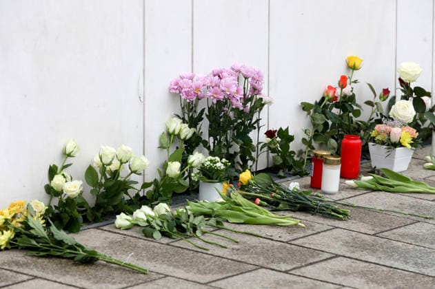 Menschen legen Blumen in Gedenken der beiden Todesopfer. In der Fußgängerzone der Leipziger Innenstadt ist am Montag ein 33-jähriger Leipziger mit seinem Auto in eine Menschenmenge gerast. Es gibt zwei Tote und zahlreiche Verletzte. Erst ein Poller stoppt die Fahrt am Ende der Grimmaischen Straße. Leipzig, 05.05.2026