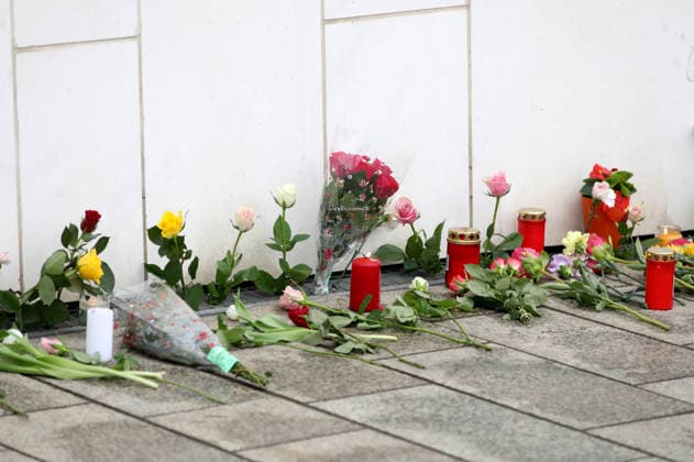 Menschen legen Blumen in Gedenken der beiden Todesopfer. In der Fußgängerzone der Leipziger Innenstadt ist am Montag ein 33-jähriger Leipziger mit seinem Auto in eine Menschenmenge gerast. Es gibt zwei Tote und zahlreiche Verletzte. Erst ein Poller stoppt die Fahrt am Ende der Grimmaischen Straße. Leipzig, 05.05.2026