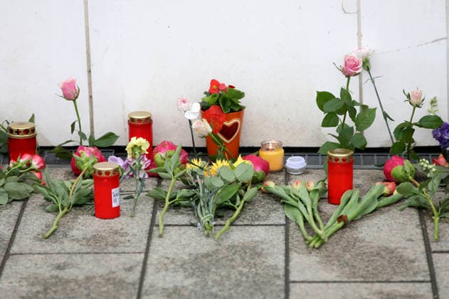 Menschen legen Blumen in Gedenken der beiden Todesopfer. In der Fußgängerzone der Leipziger Innenstadt ist am Montag ein 33-jähriger Leipziger mit seinem Auto in eine Menschenmenge gerast. Es gibt zwei Tote und zahlreiche Verletzte. Erst ein Poller stoppt die Fahrt am Ende der Grimmaischen Straße. Leipzig, 05.05.2026