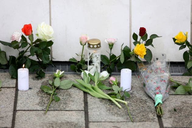 Menschen legen Blumen in Gedenken der beiden Todesopfer. In der Fußgängerzone der Leipziger Innenstadt ist am Montag ein 33-jähriger Leipziger mit seinem Auto in eine Menschenmenge gerast. Es gibt zwei Tote und zahlreiche Verletzte. Erst ein Poller stoppt die Fahrt am Ende der Grimmaischen Straße. Leipzig, 05.05.2026