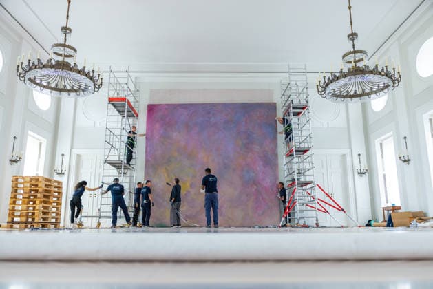 Abbau des Kunstwerks von Künstler Gotthard Graubner im Großen Saal des Schlosses Bellevue. Deutschland, Berlin am 5. Mai 2026: Im Zuge der über 600¯Millionen Euro teuren grundlegenden Sanierung des Amtssitzes des deutschen Bundespräsidenten werden an den Wandflächen der beiden Stirnseiten des Großen Saales zwei großformatige Farbraumkörper (Kissenbilder) des Künstlers Gotthard Graubner mit dem Titel Begegnungen (1988) abgehängt.