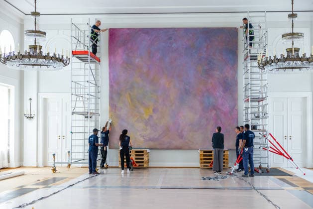 Abbau des Kunstwerks von Künstler Gotthard Graubner im Großen Saal des Schlosses Bellevue. Deutschland, Berlin am 5. Mai 2026: Im Zuge der über 600¯Millionen Euro teuren grundlegenden Sanierung des Amtssitzes des deutschen Bundespräsidenten werden an den Wandflächen der beiden Stirnseiten des Großen Saales zwei großformatige Farbraumkörper (Kissenbilder) des Künstlers Gotthard Graubner mit dem Titel Begegnungen (1988) abgehängt.