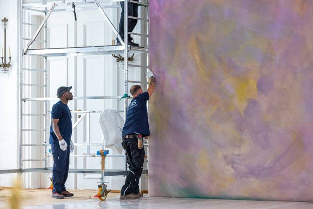 Abbau des Kunstwerks von Künstler Gotthard Graubner im Großen Saal des Schlosses Bellevue. Deutschland, Berlin am 5. Mai 2026: Im Zuge der über 600¯Millionen Euro teuren grundlegenden Sanierung des Amtssitzes des deutschen Bundespräsidenten werden an den Wandflächen der beiden Stirnseiten des Großen Saales zwei großformatige Farbraumkörper (Kissenbilder) des Künstlers Gotthard Graubner mit dem Titel Begegnungen (1988) abgehängt.
