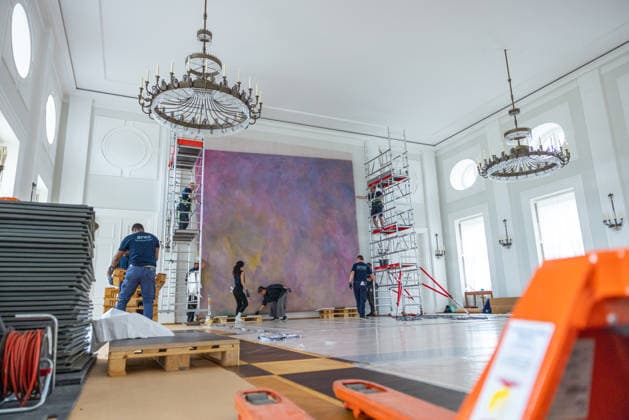 Abbau des Kunstwerks von Künstler Gotthard Graubner im Großen Saal des Schlosses Bellevue. Deutschland, Berlin am 5. Mai 2026: Im Zuge der über 600¯Millionen Euro teuren grundlegenden Sanierung des Amtssitzes des deutschen Bundespräsidenten werden an den Wandflächen der beiden Stirnseiten des Großen Saales zwei großformatige Farbraumkörper (Kissenbilder) des Künstlers Gotthard Graubner mit dem Titel Begegnungen (1988) abgehängt.