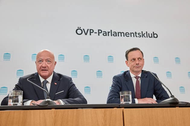 - Wien 05.05.2026 - Neuer ÖVP Klubobmann Gödl - Heute am Vormittag wurde nach dem Rücktritt des ÖVP-Klubobmanns Wöginger im ÖVP Parlamentsklub ein neuer ÖVP-Klubobmann gewählt. PHOTO: (v.L.n.R) Bundeskanzler Christian Stocker (ÖVP), der neue Klubobmann, der steirische Abgeordnete Ernst Gödl bei der PK nach der Wahl. Vienna (AUSTRIA) - New ÖVP parliamentary group leader Gödl - This morning, following the resignation of ÖVP parliamentary group leader Woeginger, a new ÖVP parliamentary group leader was elected. Goedl, Godl, OVP, OeVP, Klubobmann, Gödl neuer ÖVP Klubobmann