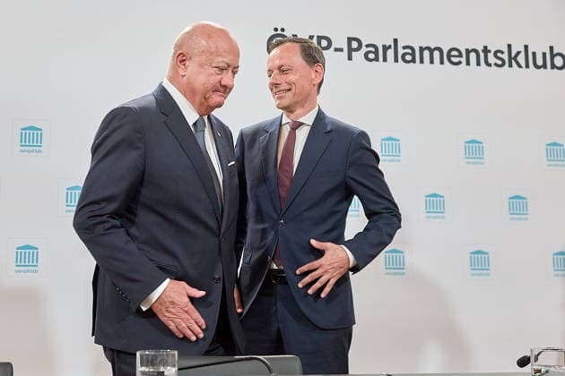 - Wien 05.05.2026 - Neuer ÖVP Klubobmann Gödl - Heute am Vormittag wurde nach dem Rücktritt des ÖVP-Klubobmanns Wöginger im ÖVP Parlamentsklub ein neuer ÖVP-Klubobmann gewählt. PHOTO: (v.L.n.R) Bundeskanzler Christian Stocker (ÖVP), der neue Klubobmann, der steirische Abgeordnete Ernst Gödl nach der PK nach der Wahl. Vienna (AUSTRIA) - New ÖVP parliamentary group leader Gödl - This morning, following the resignation of ÖVP parliamentary group leader Woeginger, a new ÖVP parliamentary group leader was elected. Goedl, Godl, OVP, OeVP, Klubobmann, Gödl neuer ÖVP Klubobmann