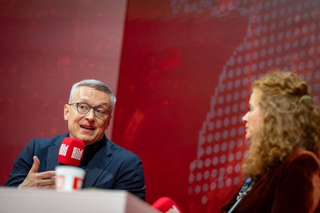 Bundesminister Karsten Wildberger im Talk mit BILD-Wirtschaftschefin Patricia Platiel;OMR26 Festival in Hamburg - BILD-Stage vom Axel-Springer-Verlag, Hamburg Hamburg Deutschland Messe