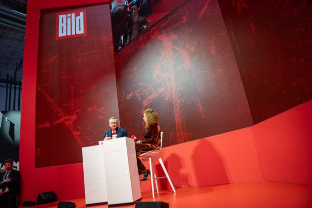 Bundesminister Karsten Wildberger im Talk mit BILD-Wirtschaftschefin Patricia Platiel;OMR26 Festival in Hamburg - BILD-Stage vom Axel-Springer-Verlag, Hamburg Hamburg Deutschland Messe