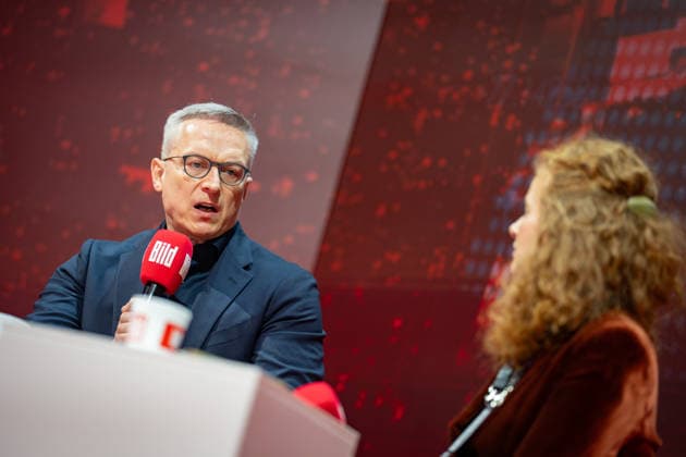 Bundesminister Karsten Wildberger im Talk mit BILD-Wirtschaftschefin Patricia Platiel;OMR26 Festival in Hamburg - BILD-Stage vom Axel-Springer-Verlag, Hamburg Hamburg Deutschland Messe