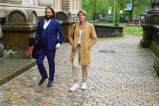 CNTV BLOCK- Christina Block Unternehmerin mit ihren Verteidiger Ingo Bott am 05.05.2026 in Hamburg Die Angeklagten und Verteidiger kommen wie immer zu Fuss auf der Strasse zum 49.Verhandlungstag beim Prozess wegen mutmasslicher Kindesentfuehrung im Landgericht Hamburg Strafjustizgebaeude Entfuehrungsfall der Block Kinder Hamburg Deutschland