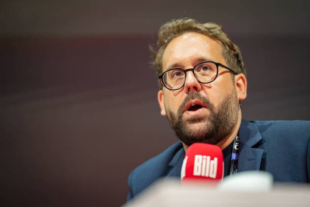 Paul Ronzheimer, Journalist und Podcaster während der Aufzeichung seines Podcast ;OMR26 Festival in Hamburg, Hamburg Hamburg Deutschland Messe