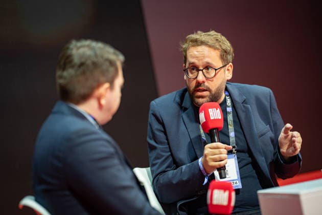 Paul Ronzheimer, Journalist und Podcaster während der Aufzeichung seines Podcast , gemeinsam mit seinem Co-Host Filipp Piatov;OMR26 Festival in Hamburg, Hamburg Hamburg Deutschland Messe