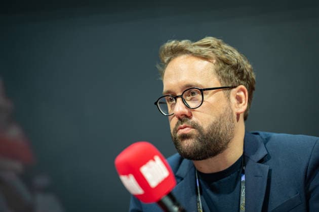 Paul Ronzheimer, Journalist und Podcaster während der Aufzeichung seines Podcast ;OMR26 Festival in Hamburg, Hamburg Hamburg Deutschland Messe