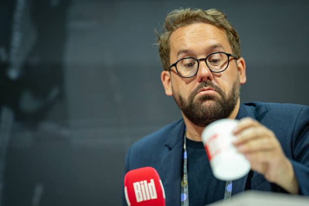Paul Ronzheimer, Journalist und Podcaster während der Aufzeichung seines Podcast ;OMR26 Festival in Hamburg, Hamburg Hamburg Deutschland Messe