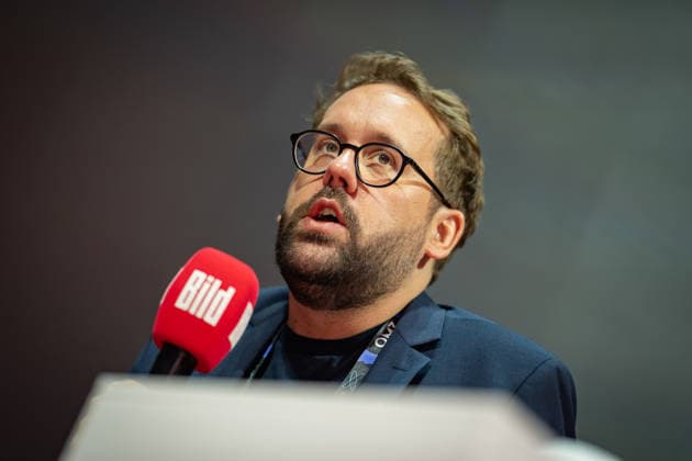 Paul Ronzheimer, Journalist und Podcaster während der Aufzeichung seines Podcast ;OMR26 Festival in Hamburg, Hamburg Hamburg Deutschland Messe